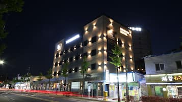 Bagian depan properti - sore/malam