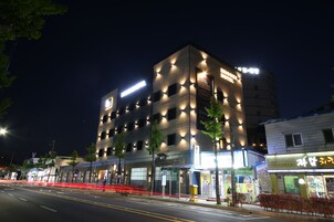 Fassade der Unterkunft – Abend/Nacht