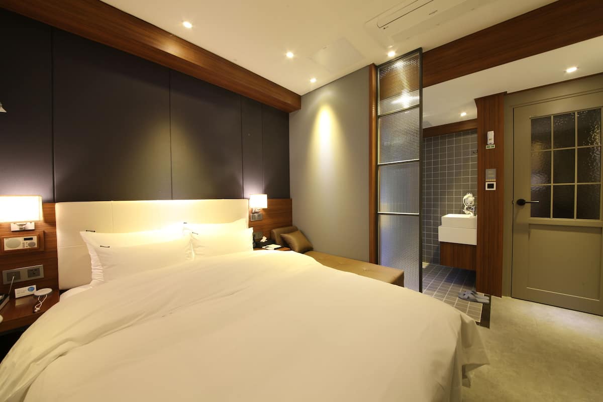 standard double room | premium bedding, down duvets, desk, laptop workspace