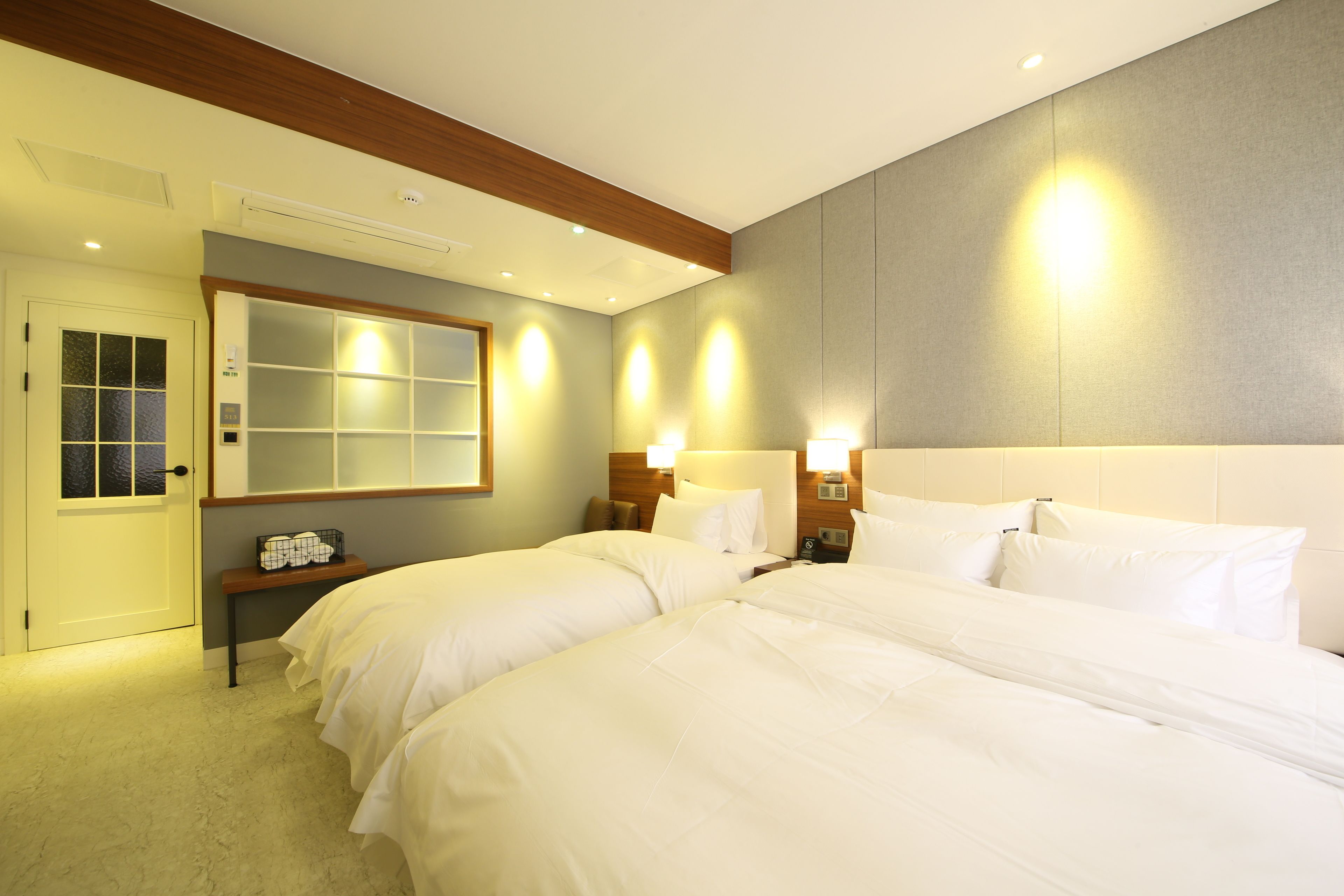 deluxe twin room | premium bedding, down duvets, desk, laptop workspace