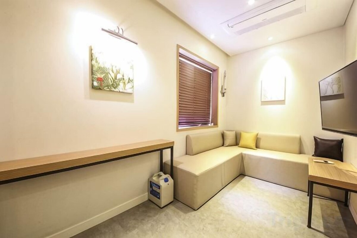Living area | 55-inch LED TV with digital channels, TV, Netflix