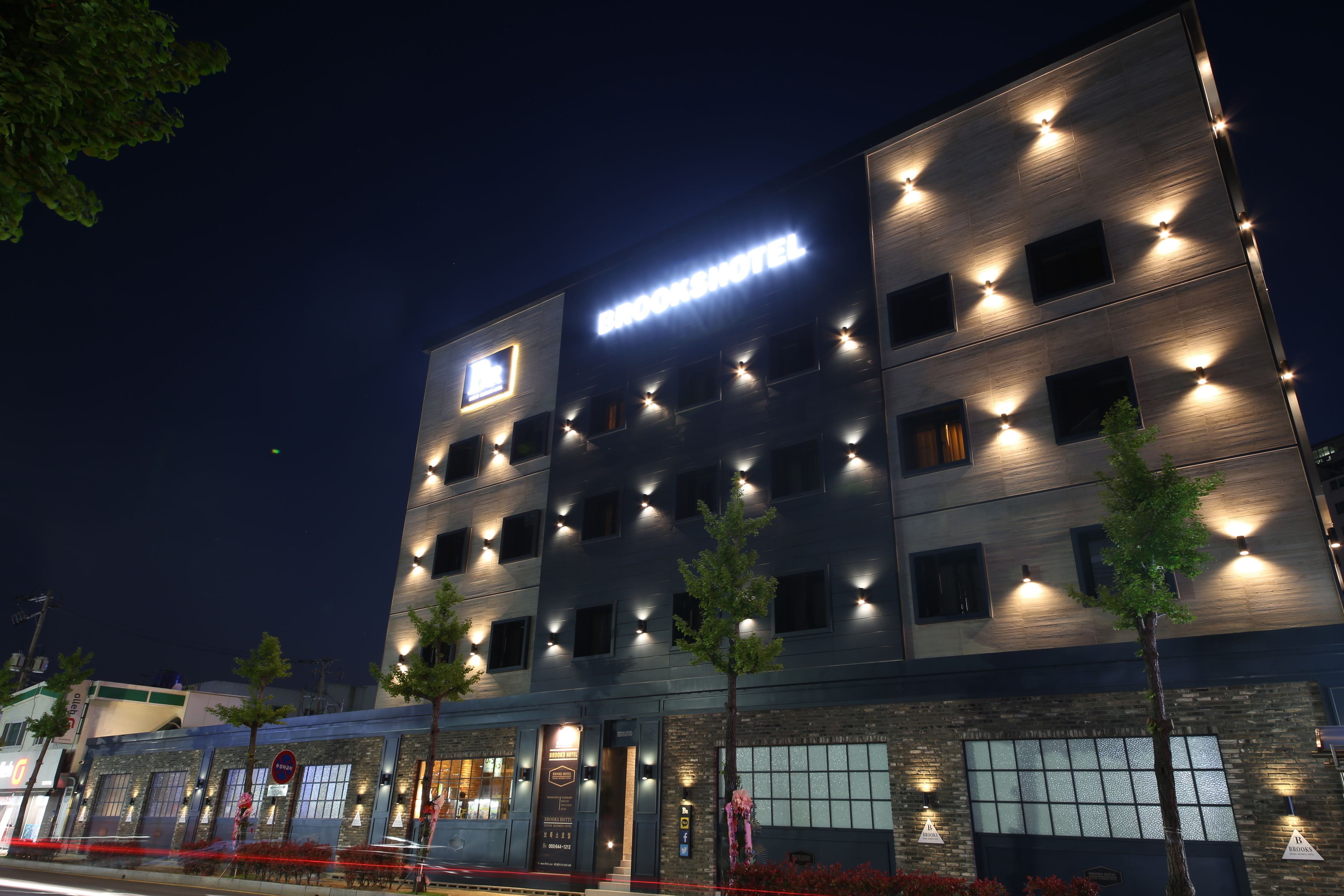 Vista frontal de la propiedad por la tarde o noche