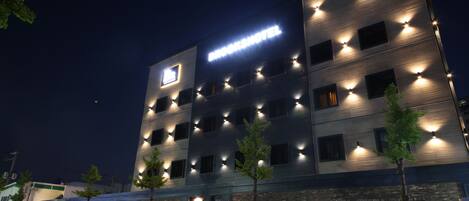 Voorkant accommodatie - avond/nacht