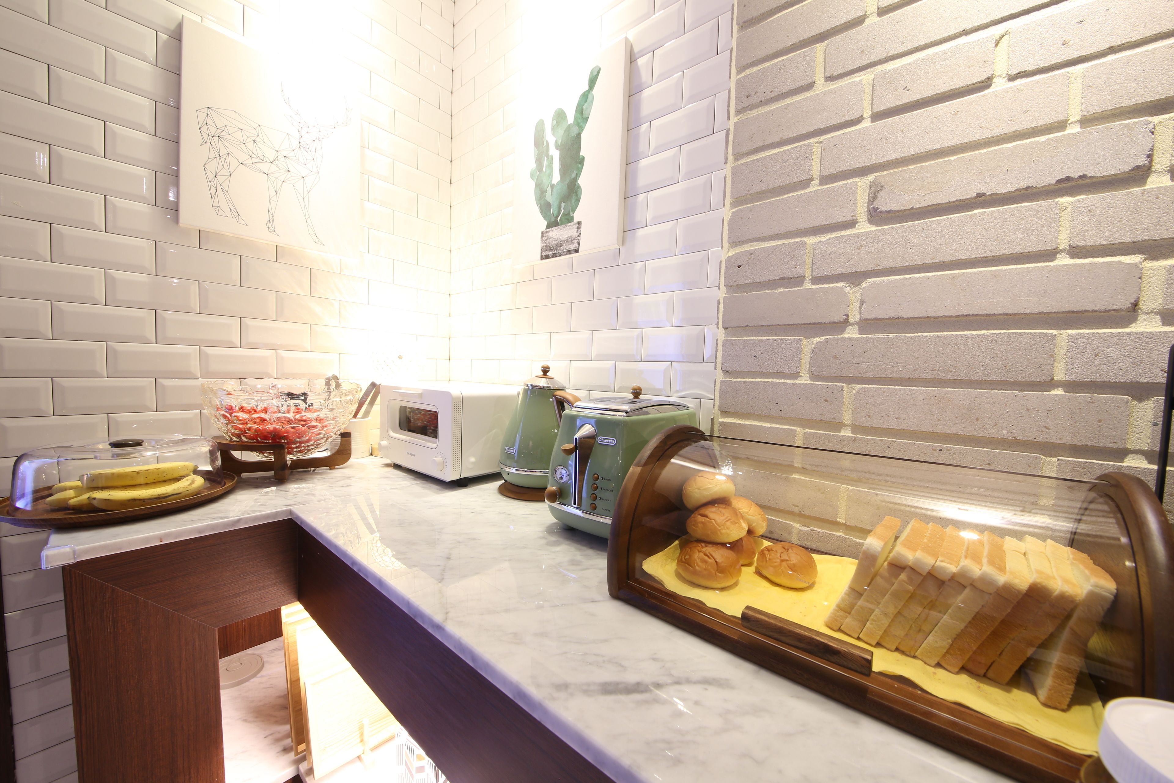 free daily self-service breakfast