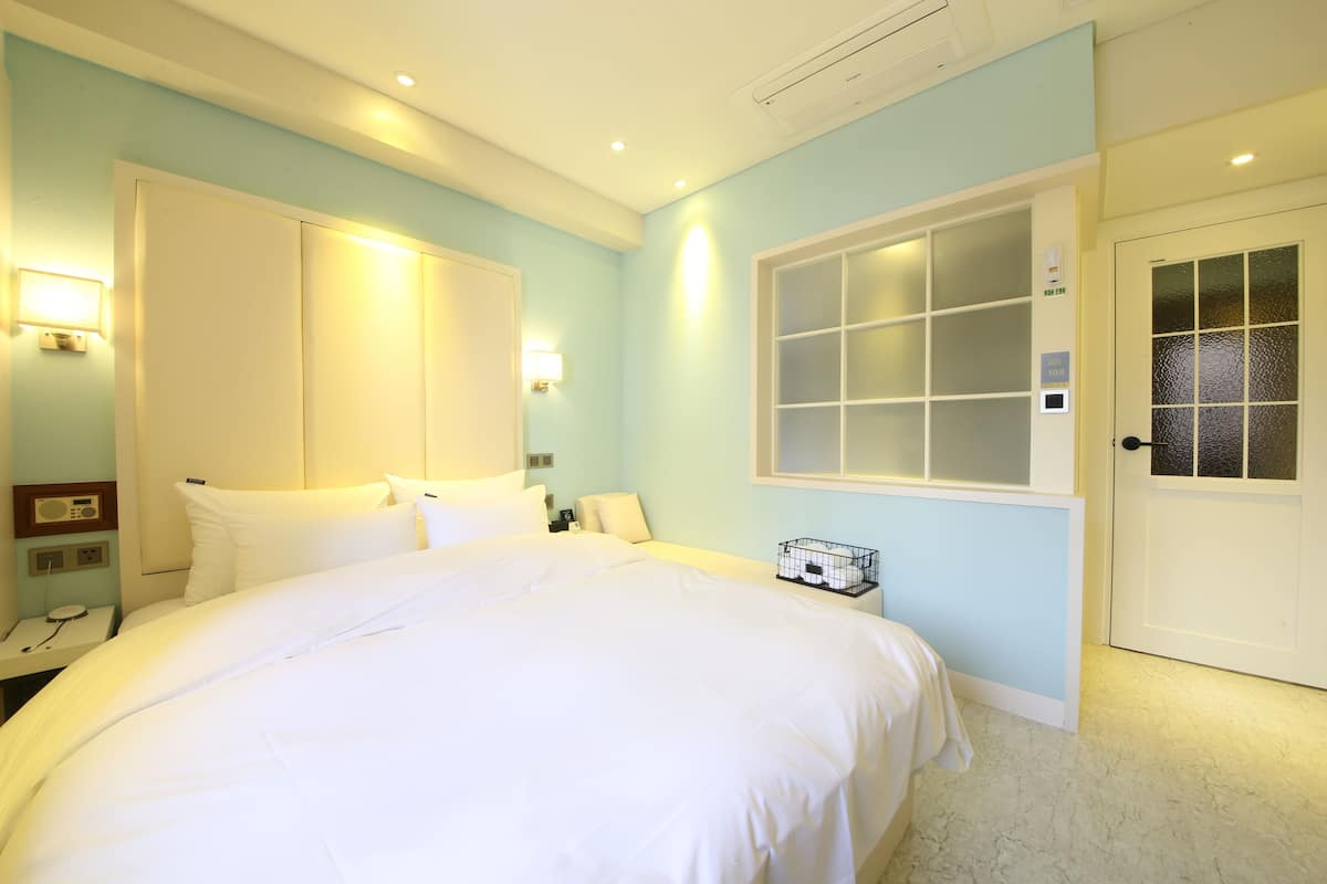 Standard-Doppelzimmer, Badewanne | Hochwertige Bettwaren, Daunenbettdecken, Schreibtisch