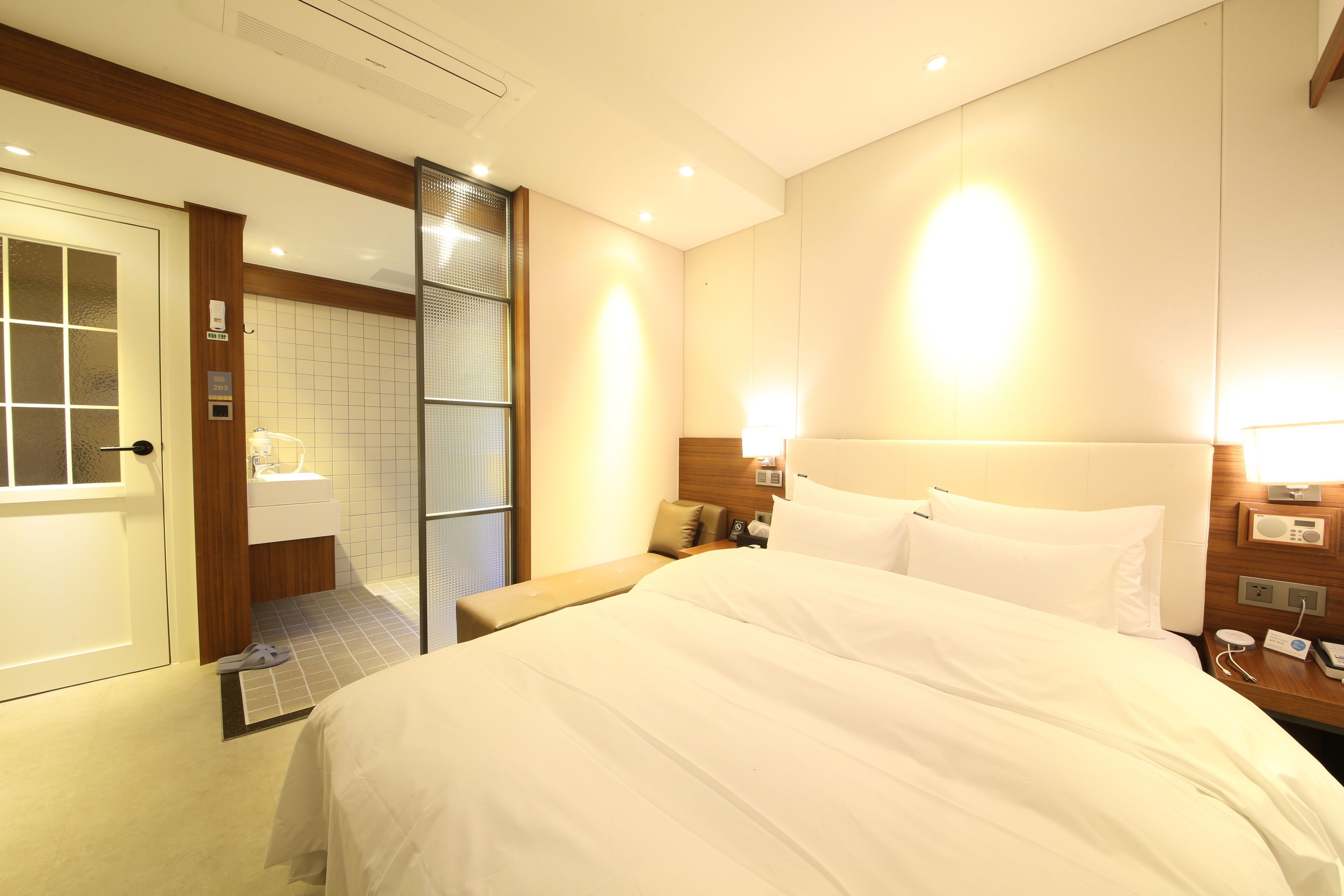 スタンダード ダブルルーム | 高級寝具、羽毛の掛け布団、デスク、ノートパソコン用作業スペース