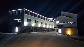 Bagian depan properti - sore/malam