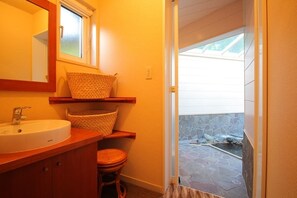 Combined shower/bathtub, free toiletries, hair dryer, slippers
