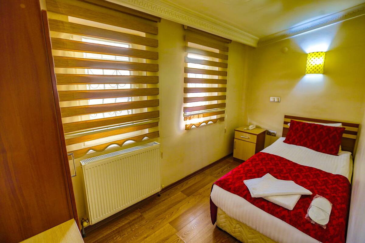 Economy Loft, 1 Twin Bed, Non Smoking, City View | Soundproofing, WiFi (free), bed sheets