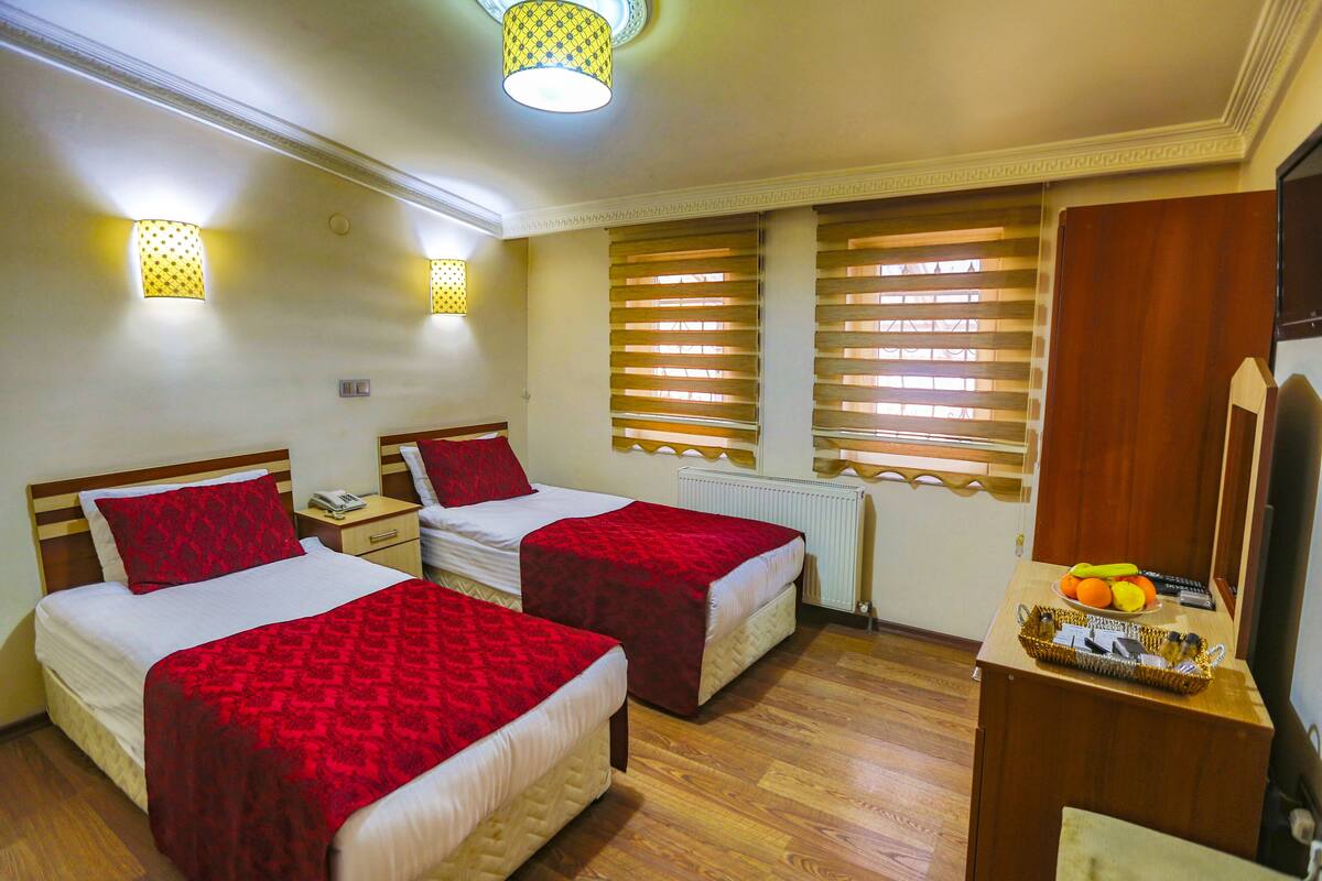 Business Twin Room, 2 Twin Beds, Non Smoking, City View | Soundproofing, WiFi (free), bed sheets