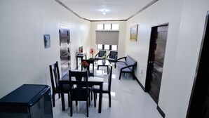 Un interior moderno con comedor, sofá y televisor.