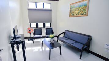 Deluxe Room | Living room | 29-inch LCD TV with cable channels, TV