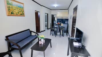 Deluxe Room | Private kitchen | Fridge, microwave