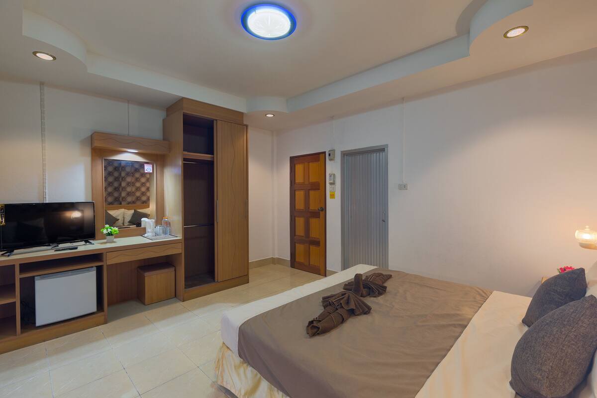 In-room safe, iron/ironing board, free WiFi, bed sheets