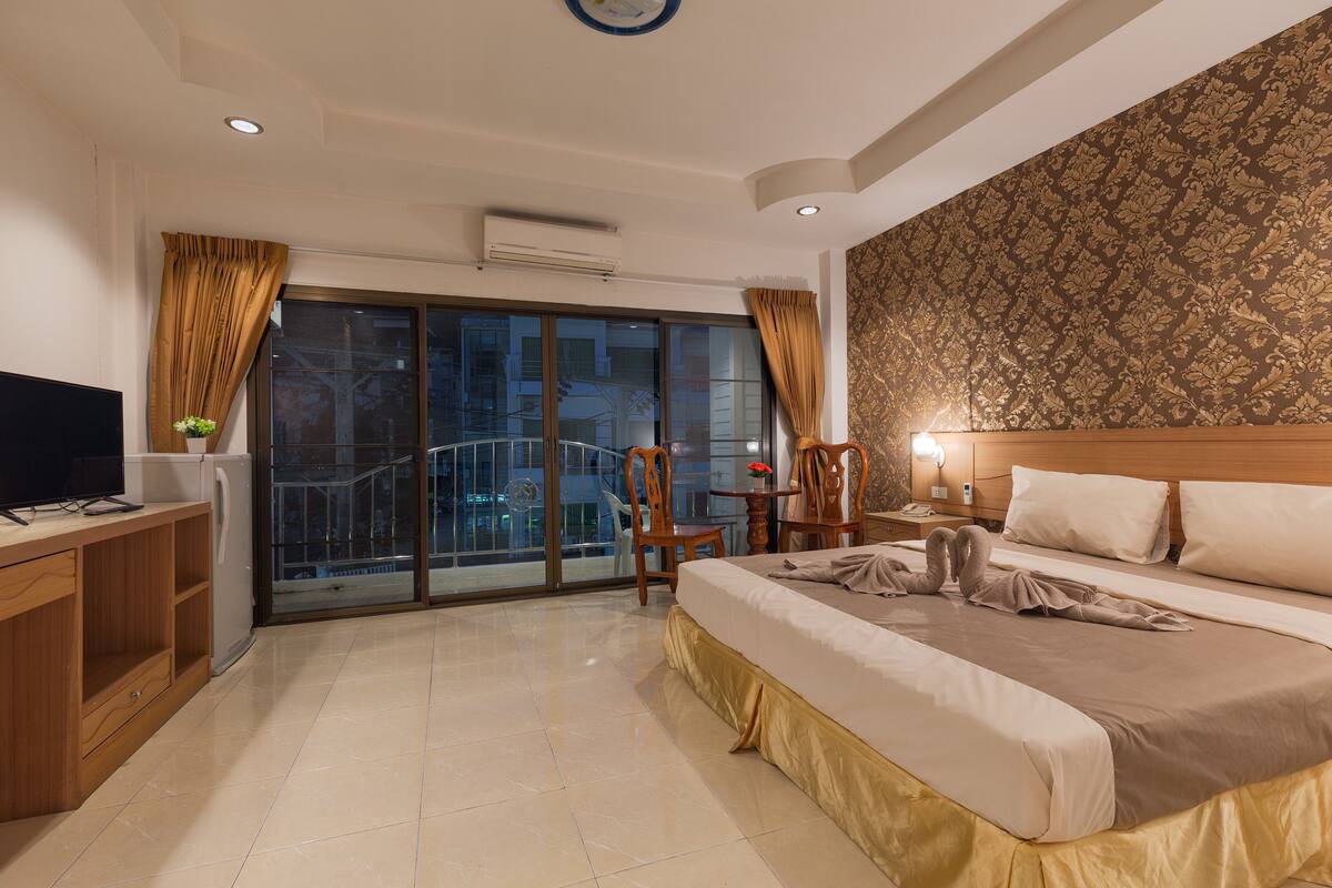 In-room safe, iron/ironing board, free WiFi, bed sheets