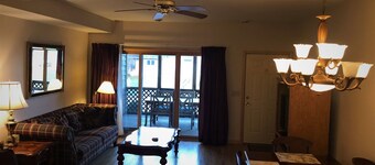 Parkside Condo 6 - Condo Conveniently Located Across from Joni`s Beach