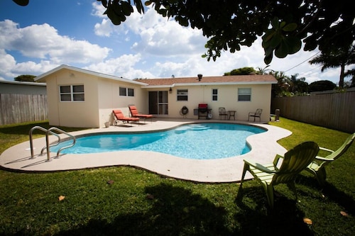 Tilava 3/2-omakotitalo uima-altaalla sijaitsee 1 korttelin päässä Dreher Parkista