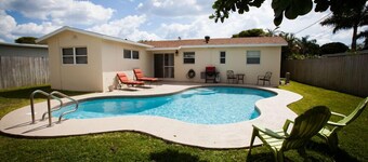 Spacious 3/2 Private Home w/ Heated Pool located 1 block from Dreher Park