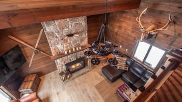 Una televisión, una chimenea, videojuegos, libros