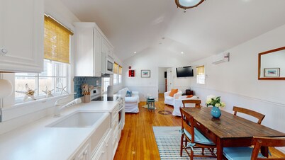 Charming one bedroom cottage, close to lower Main Street and Handlebar Cafe.