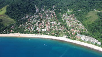 Perto da praia, espreguiçadeiras