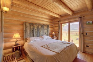1 bedroom, iron/ironing board, Internet, bed sheets - Yellowstone Cabin w/ Stunning Mountain Views (Livingston)