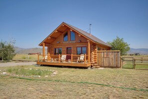 Exterior - Yellowstone Cabin w/ Stunning Mountain Views (Livingston)