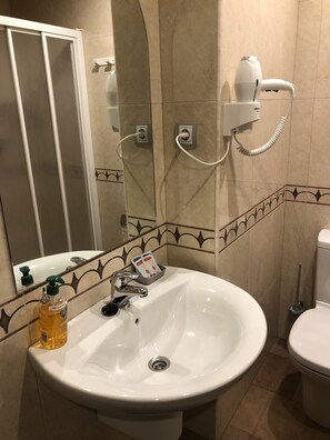 Douche, sèche-cheveux, serviettes fournies, savon