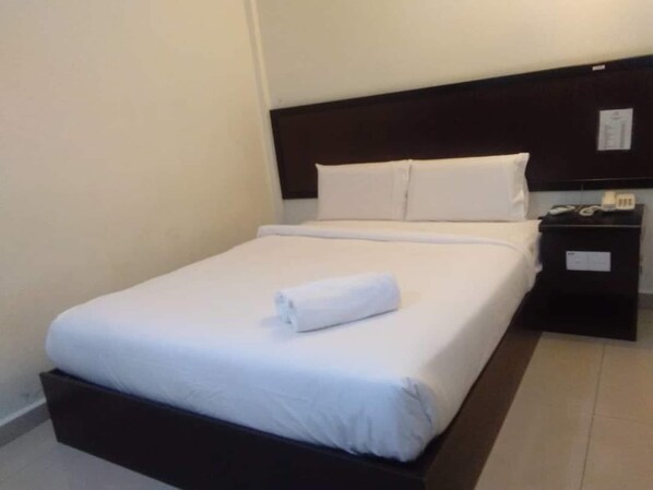 Chambre Standard double, 1 grand lit, non-fumeur, vue sur la ville | Bureau, rideaux d’obscurcissement, accès au Wi-Fi (inclus)