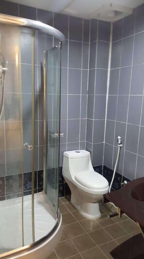 Standard Triple Room, Multiple Beds, Non Smoking, City View | Bathroom | Shower, rainfall showerhead, towels