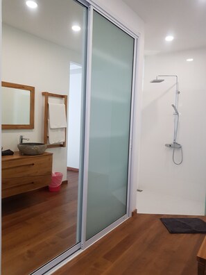 3-Bedroom Pool Villa | Bathroom shower
