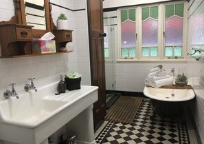 Ensemble douche/baignoire, sèche-cheveux, serviettes fournies, savon