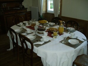 Free daily continental breakfast  - Chambre d'hôtes - Domaine De Berthegille (Sablonceaux)