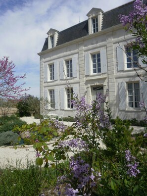 A large white building with multiple windows and a symmetrical facade. - Chambre d'hôtes - Domaine De Berthegille (Sablonceaux)