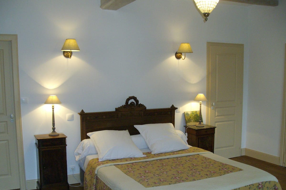 Chambre double (Monsieur) | Décor unique, ameublement unique, fer et planche à repasser