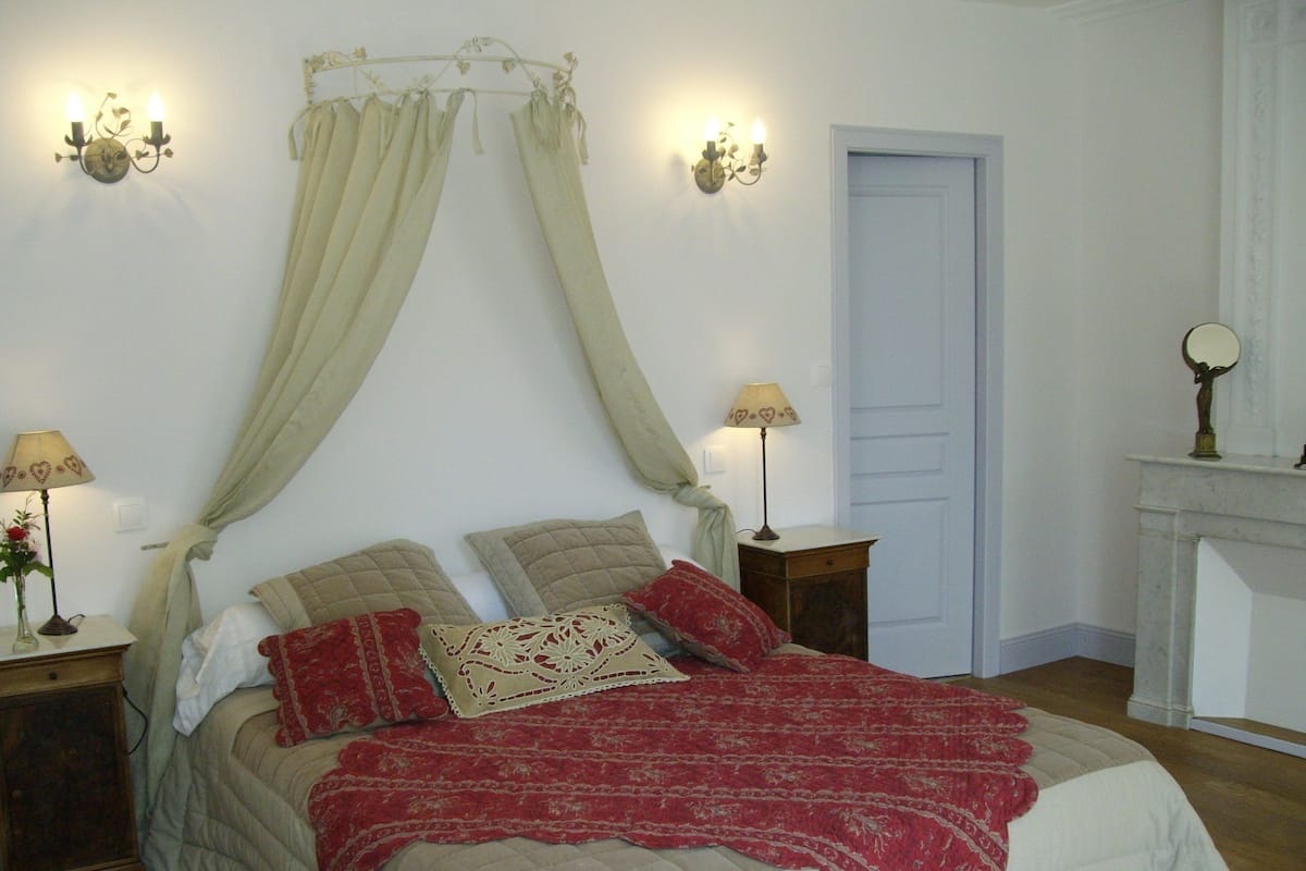 Chambre double (Compagnie) | Décor unique, ameublement unique, fer et planche à repasser