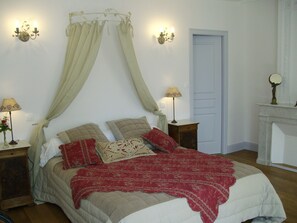 Double Room (Compagnie) | Individually decorated, individually furnished, iron/ironing board - Chambre d'hôtes - Domaine De Berthegille (Sablonceaux)