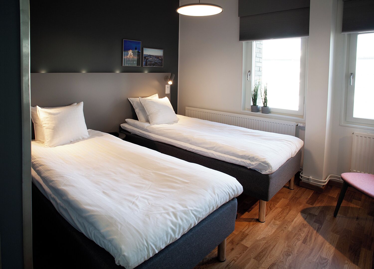 Chambre Triple | Literie de qualité supérieure, décoration personnalisée, bureau