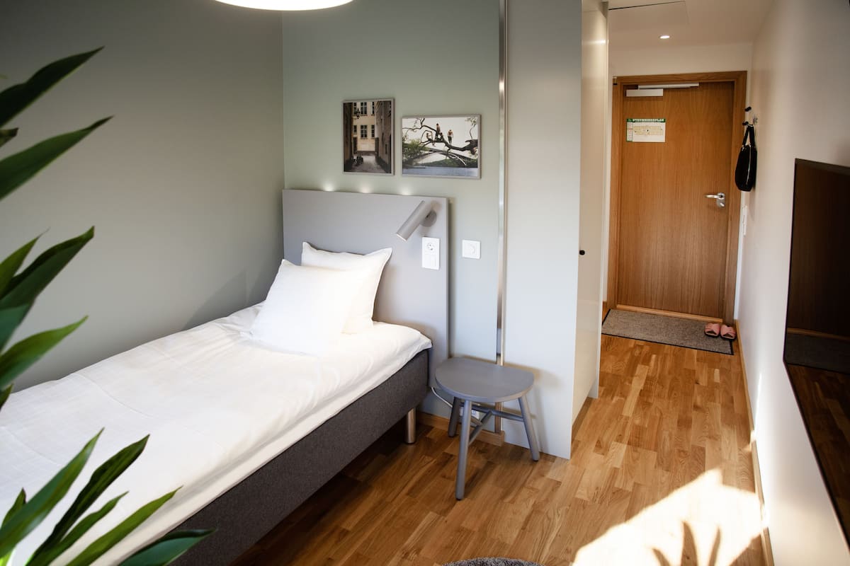 Standaard eenpersoonskamer | Luxe beddengoed, individueel gedecoreerd, verduisterende gordijnen