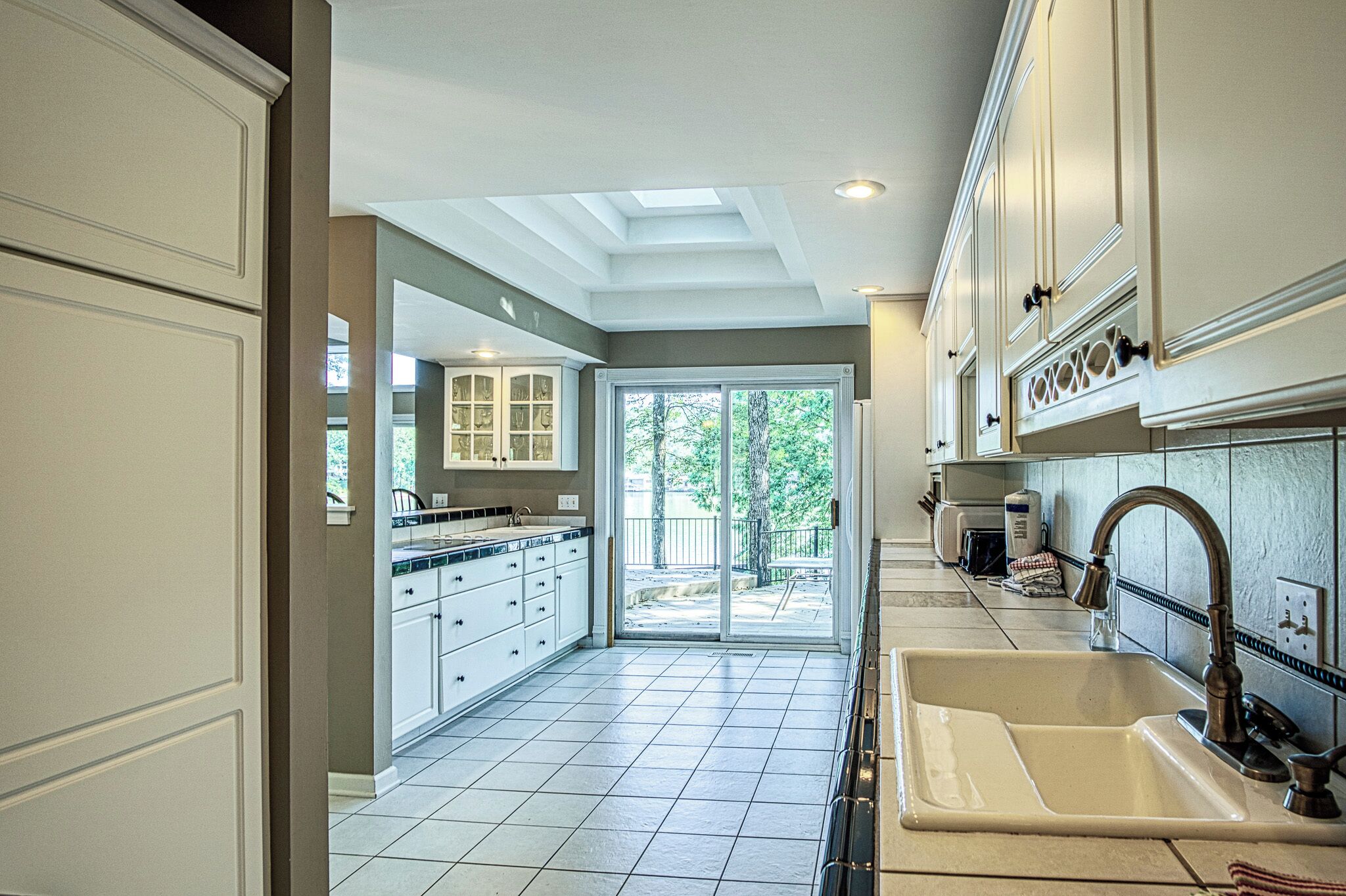 Full-sized fridge, microwave, stovetop, dishwasher