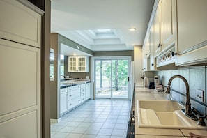 Full-size fridge, microwave, stovetop, dishwasher