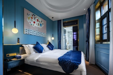 Minibar, caja de seguridad en la habitación y decoración personalizada