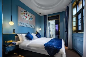 Premier Suite | Minibar, in-room safe, individually decorated, individually furnished