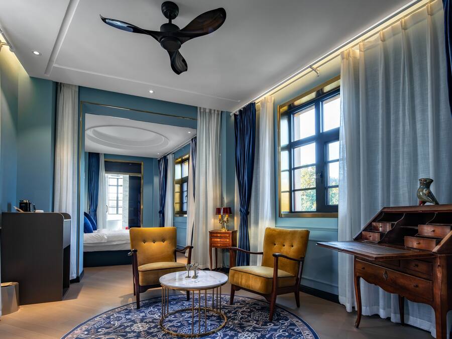 Premier-suite | Minibar, pengeskab på værelset, individuelt design