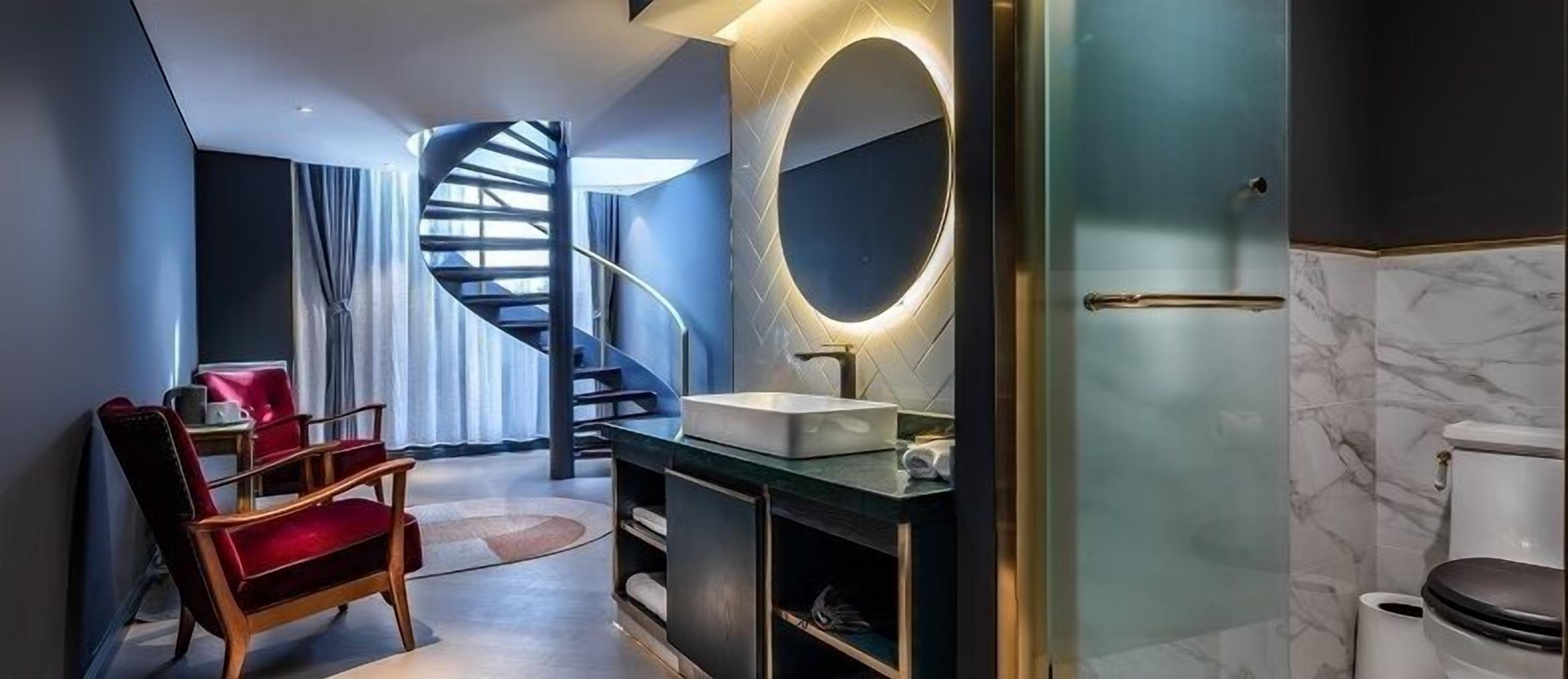 Minibar, caja de seguridad en la habitación y decoración personalizada 