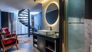 Loftsrom – design | Minibar, safe på rommet, individuelt dekorert og individuelt innredet
