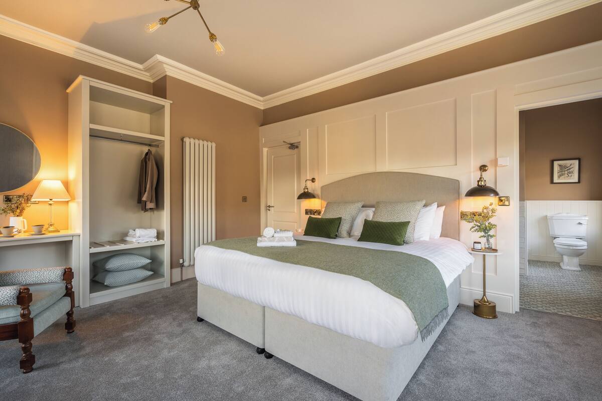 Habitación doble Premium | Tabla de planchar con plancha, wifi gratis y ropa de cama