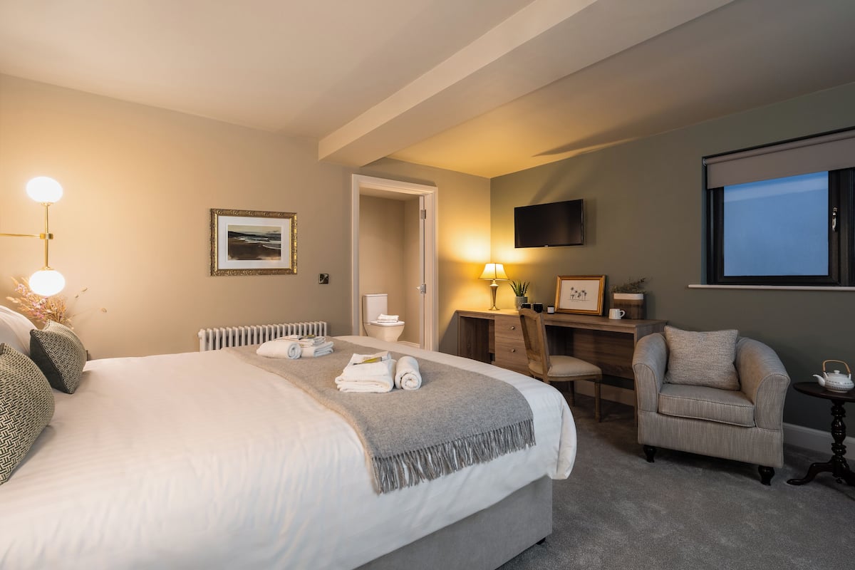 Tabla de planchar con plancha, wifi gratis y ropa de cama