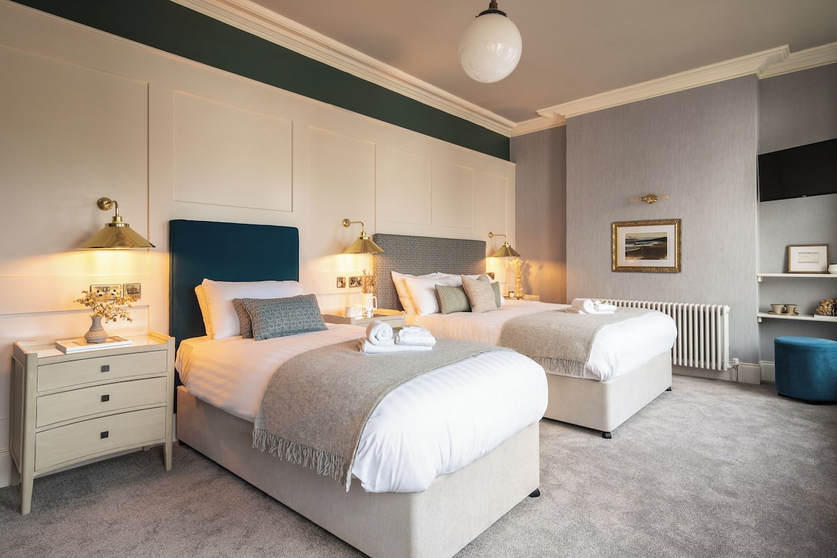 Tabla de planchar con plancha, wifi gratis y ropa de cama