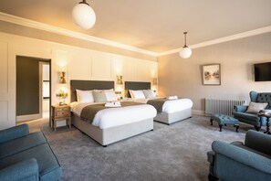 Tabla de planchar con plancha, wifi gratis y ropa de cama 